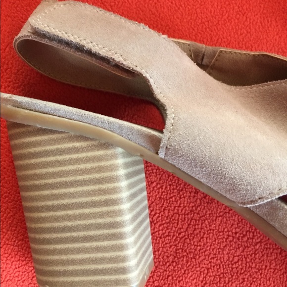 Kenneth Cole Reaction Neutral Sandals - Picture 6 of 6